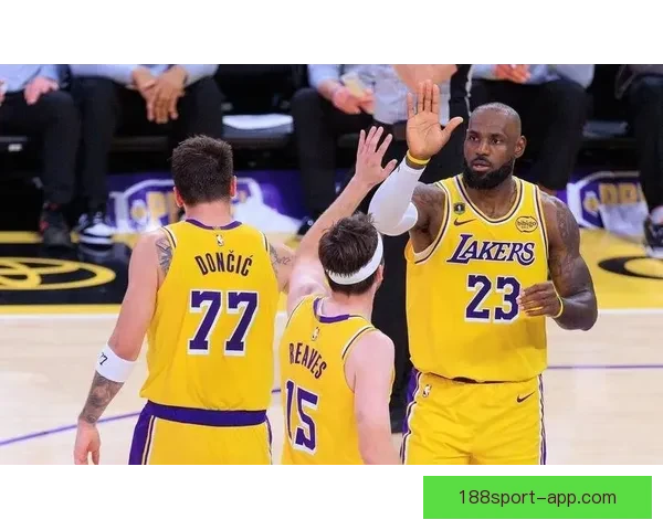 湖人首节崩盘惨输23分遭雷霆碾压里夫斯受伤离场引发担忧